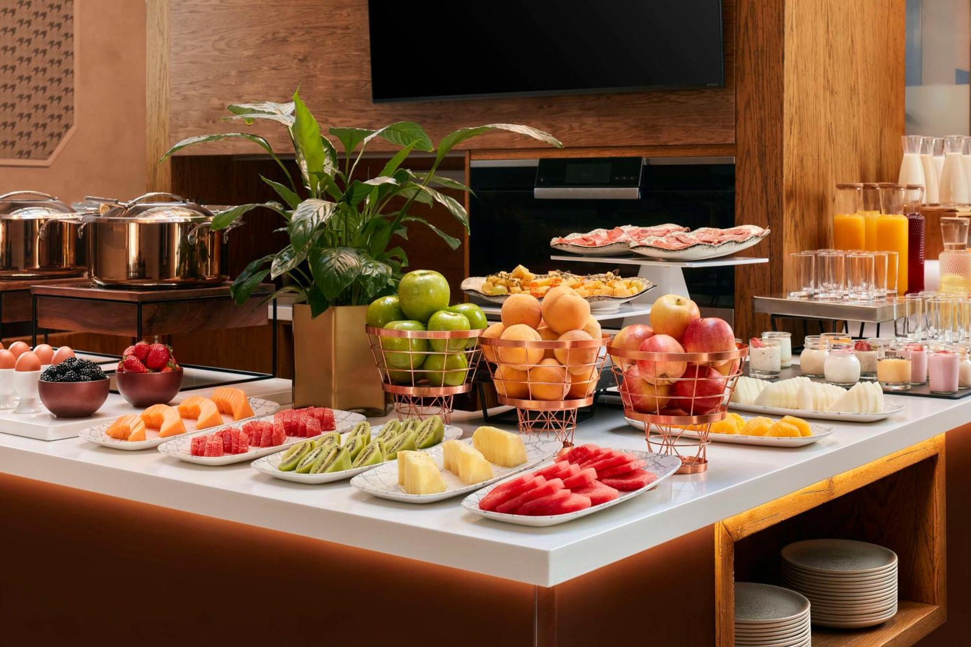 Nh 컬렉션 마드리드 팔라시오 드 테파 외부 사진 A fruit buffet
